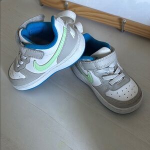 Nike White and Green Sneakers with Velcro Strap